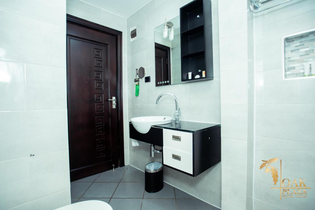 Oak Plaza Hotels East Airport Аккра Екстер'єр фото