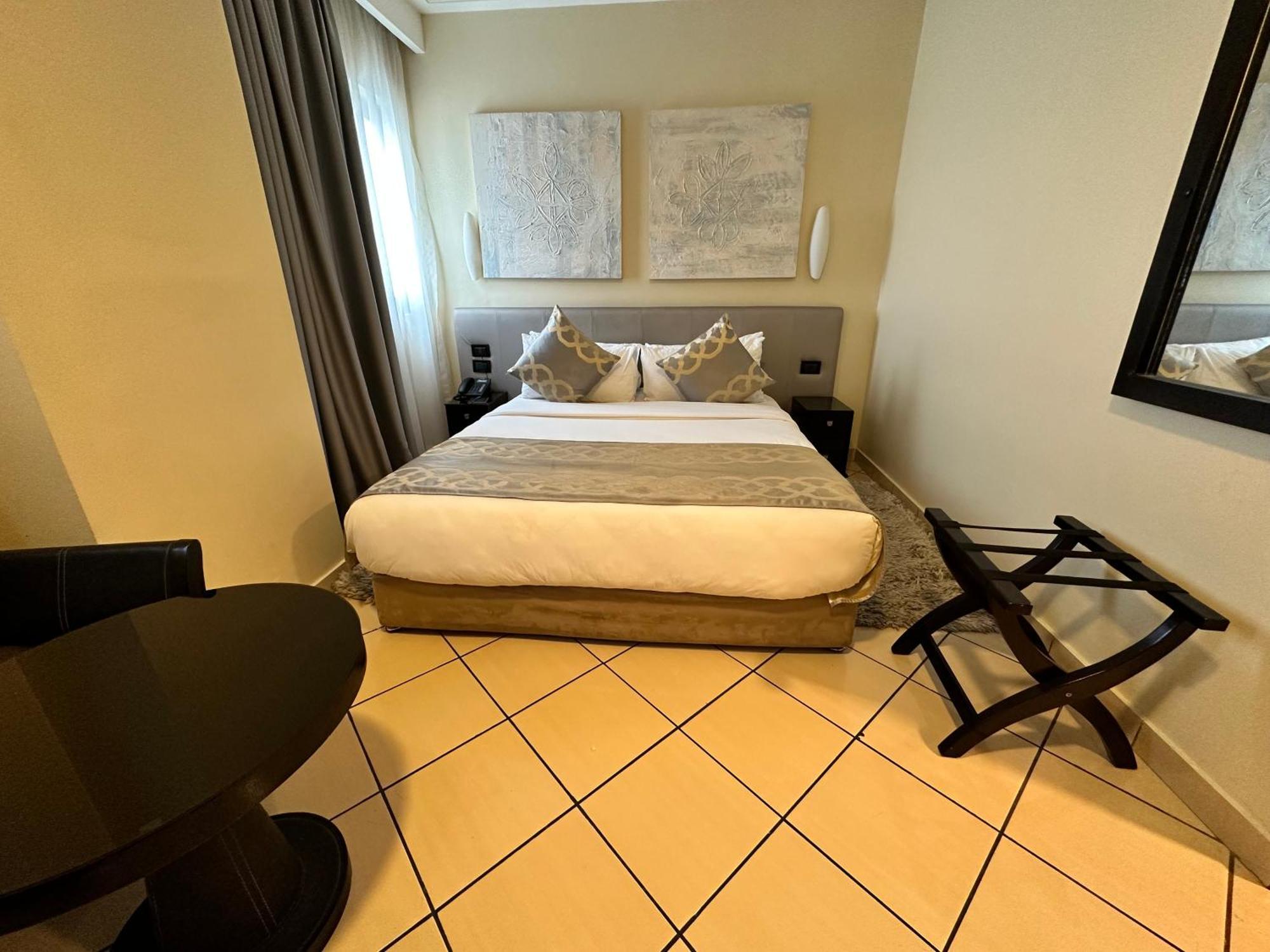Oak Plaza Hotels East Airport Аккра Екстер'єр фото