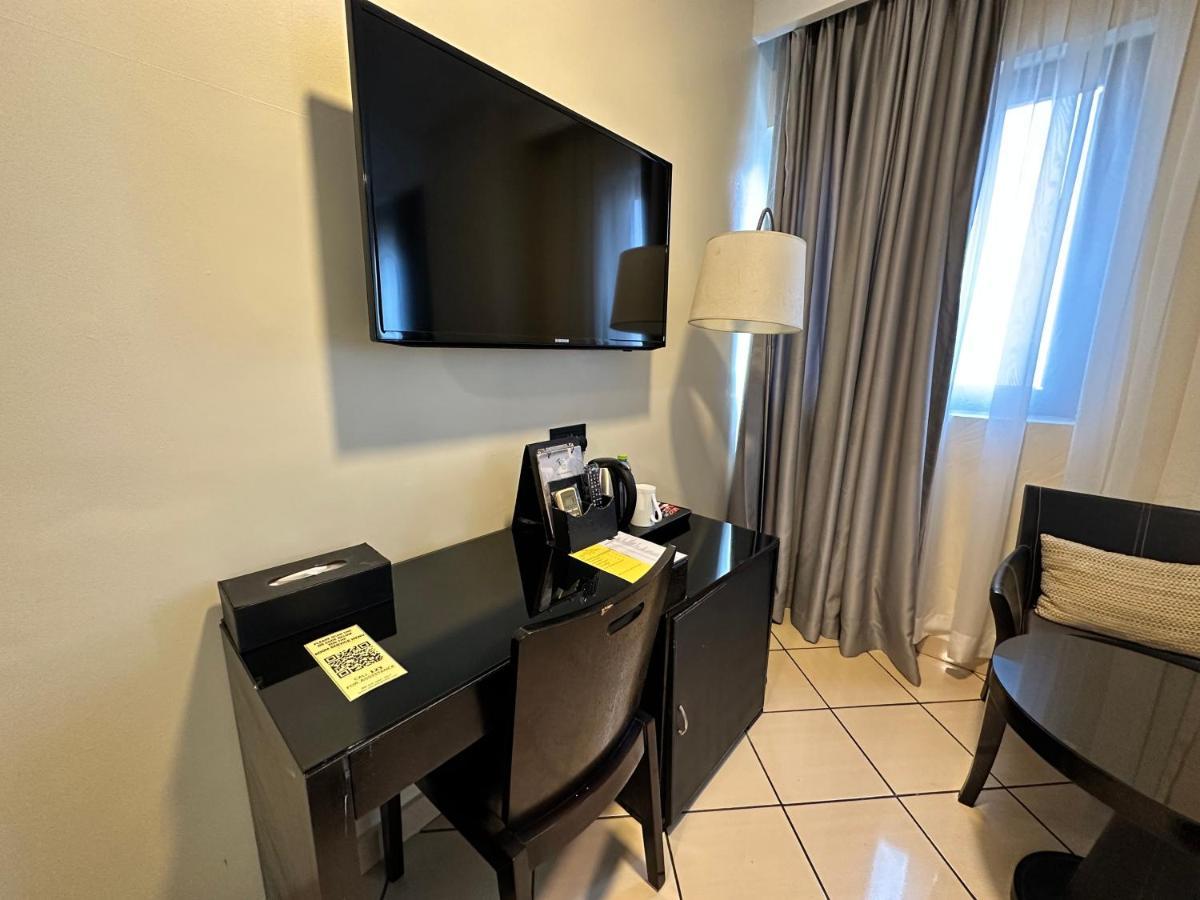 Oak Plaza Hotels East Airport Аккра Екстер'єр фото