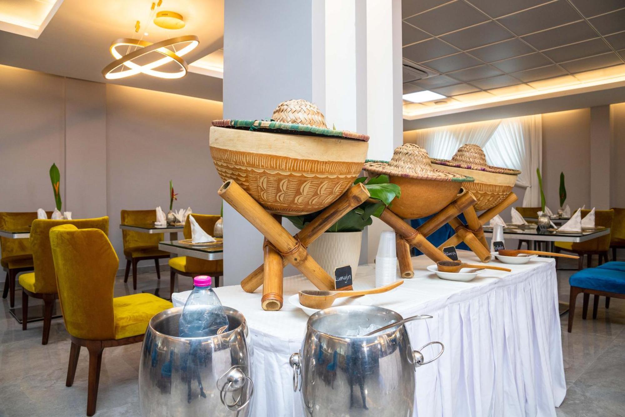 Oak Plaza Hotels East Airport Аккра Екстер'єр фото